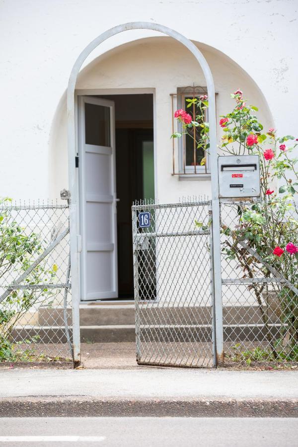 Le Coquet Chez Maguy Maison De Ville Avec Jardin Besançon Exterior foto
